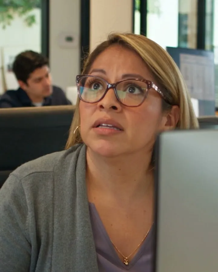 Agente de seguros atendiendo en su oficina